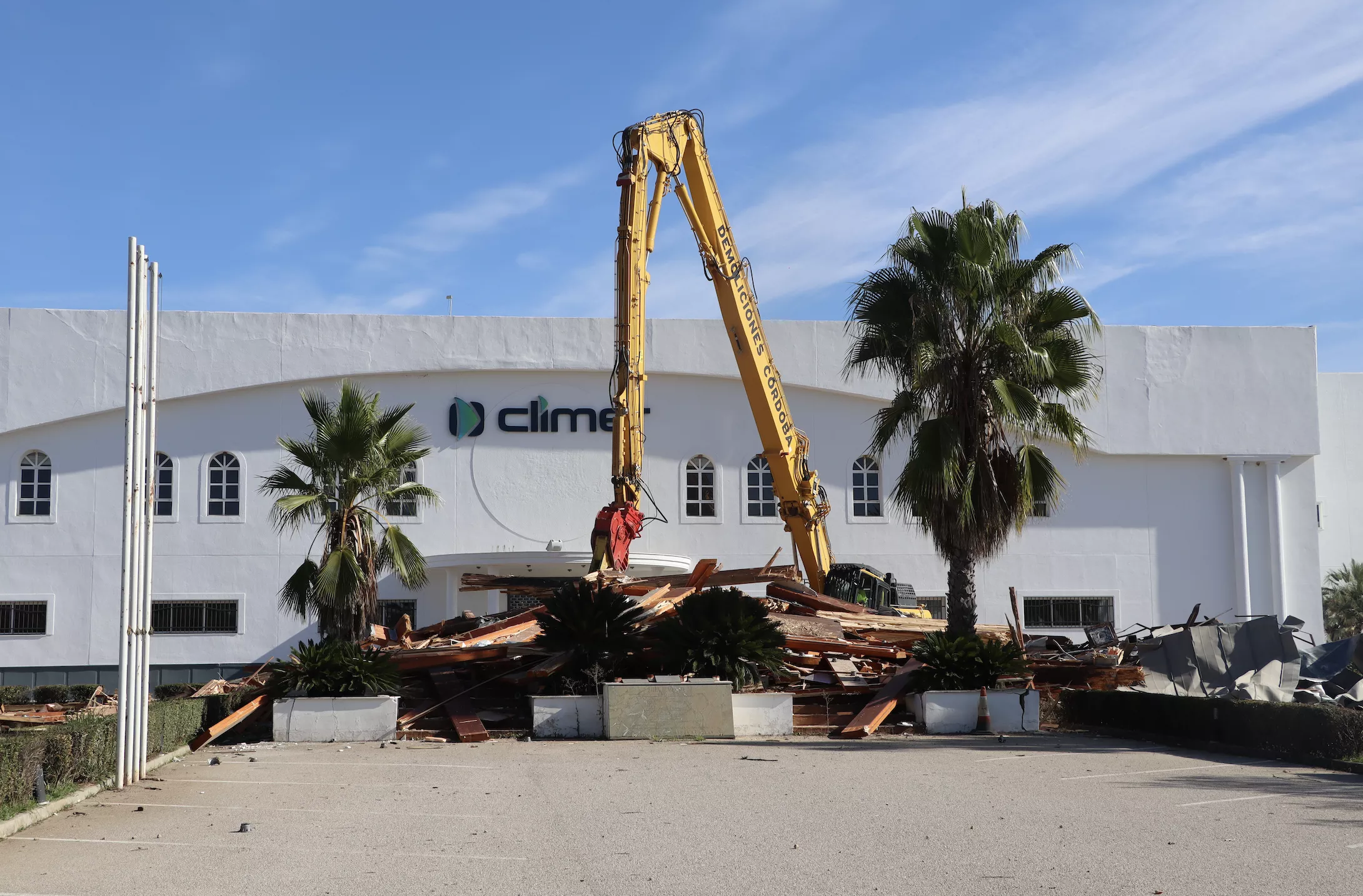 Una grúa completaba esta mañana la demolición de la Silla Gigante de Lucena