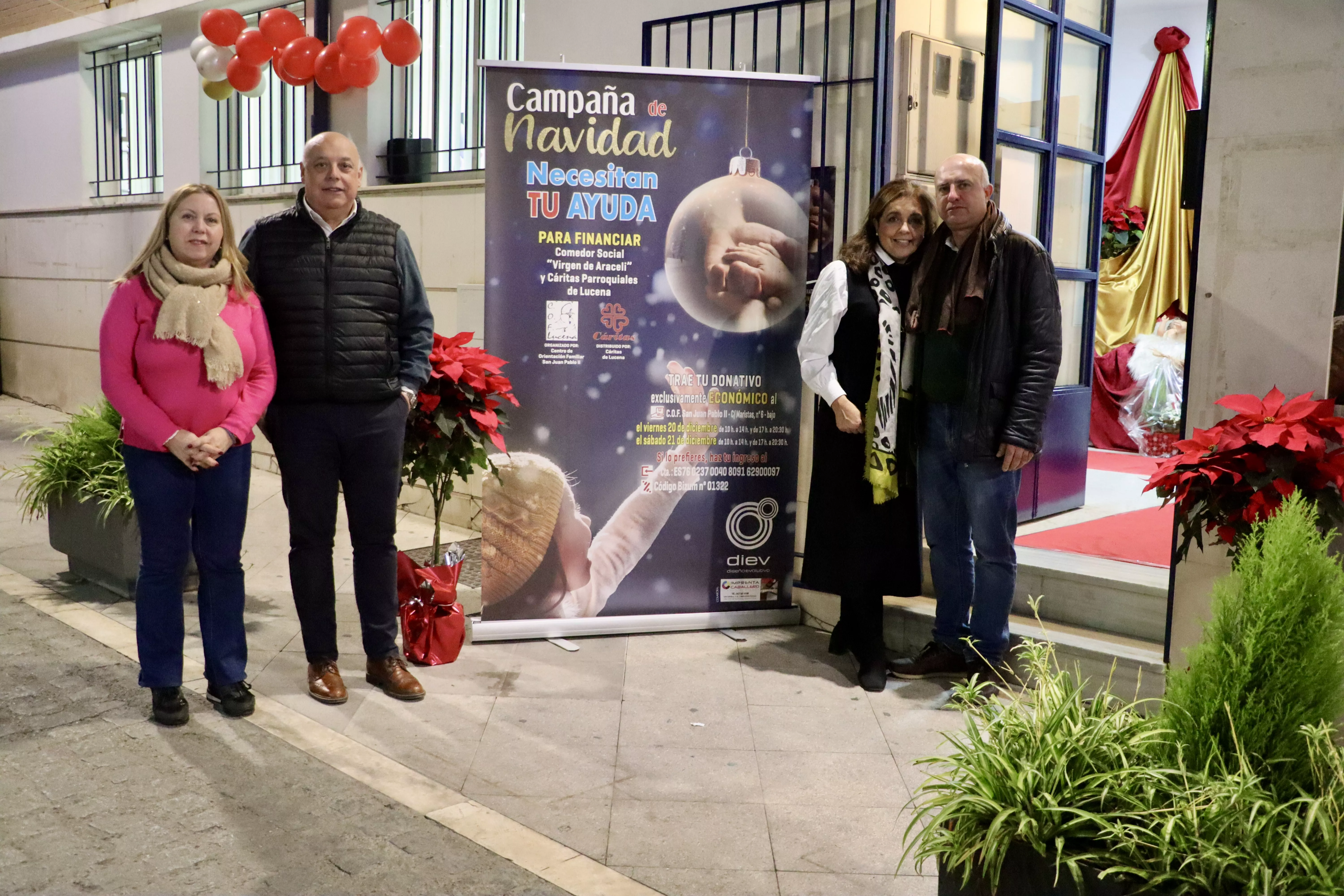 Miembros del COF a las puertas de la sede en la que se han recogido ayudas de la campaña de Navidad “Donativo a Familias Necesitadas”