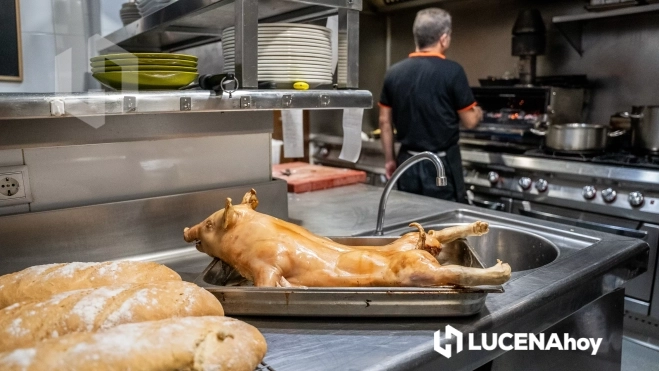 Preparando un cochinillo al horno en Restaurante TRESCULTURAS