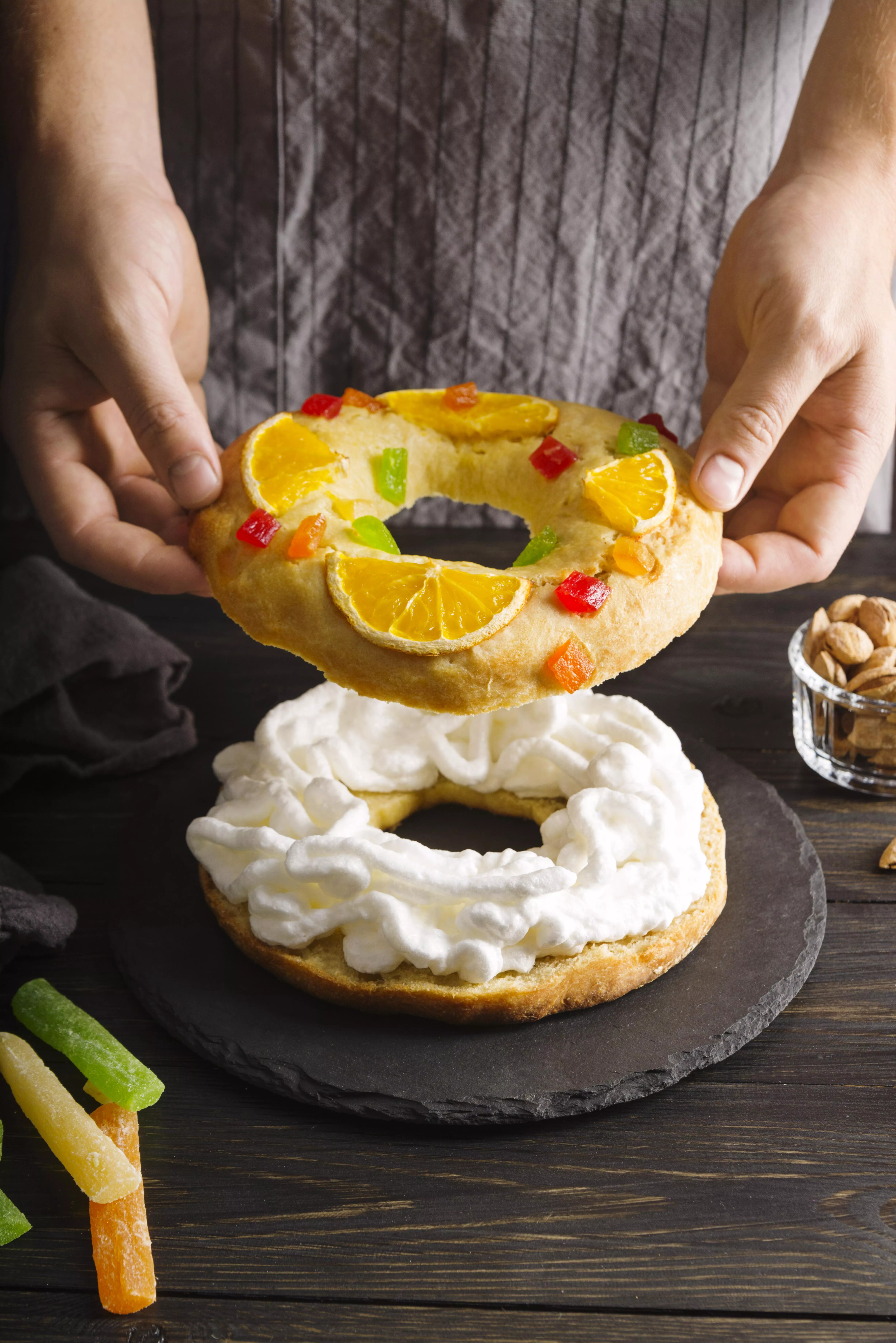 Preparando un roscón de reyes en casa. Foto: Freepik