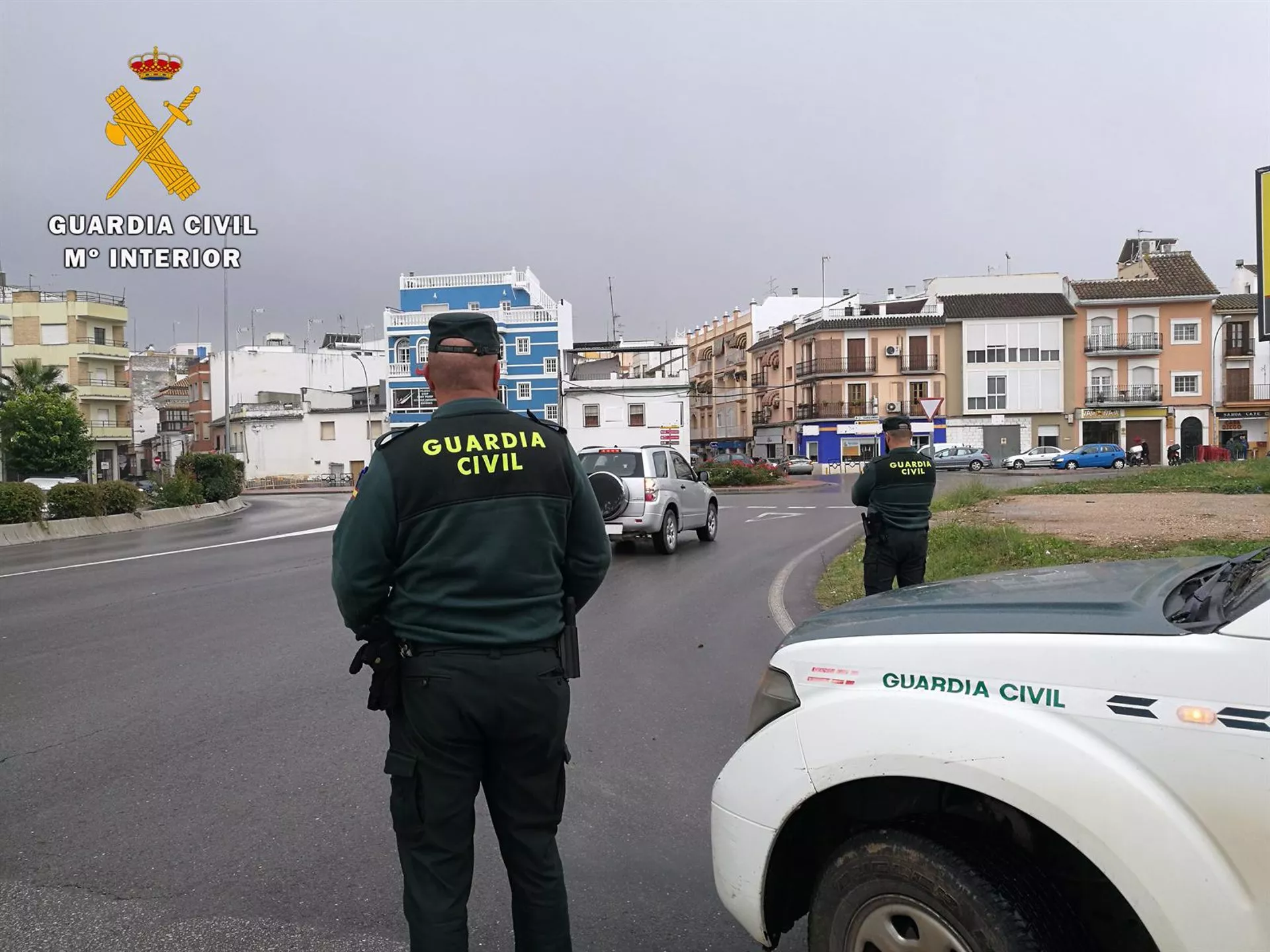 Agentes de la Guardia Civil en uno de los accesos a la localidad. Archivo