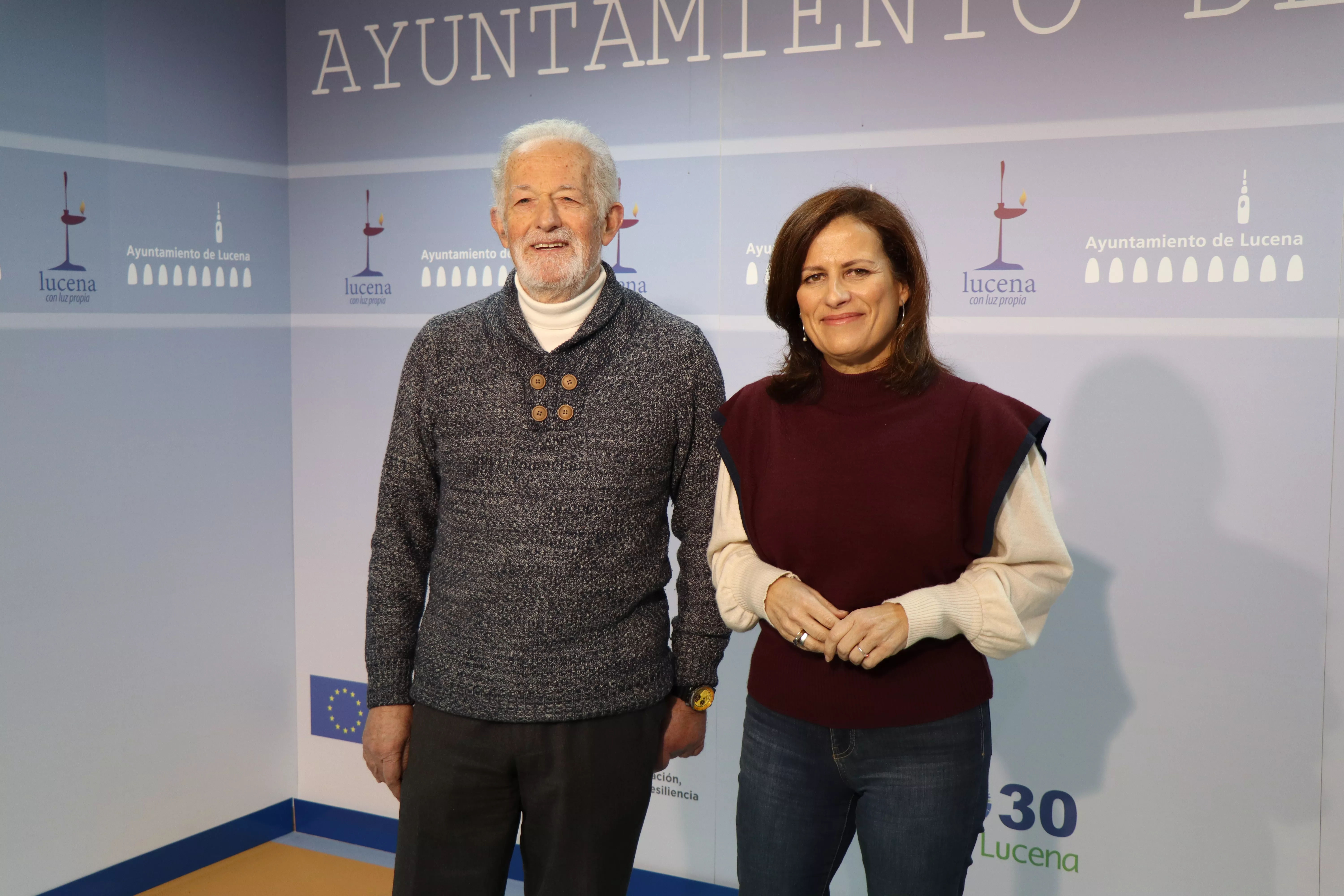 Alfonso Guerrero y Míriam Ortiz durante la presentación de la muestra sobre fósiles que organiza la asociación Amigos de la Escuela