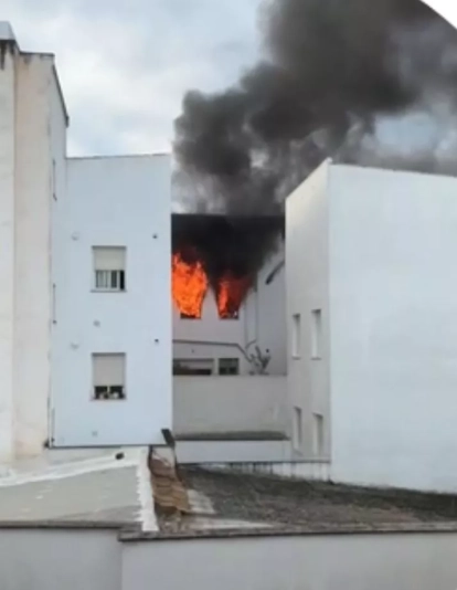 El incendio visto desde la zona interior del inmueble