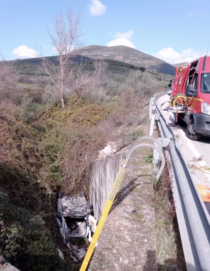 El coche estaba volcado tras precipitarse desde una una considerable altura