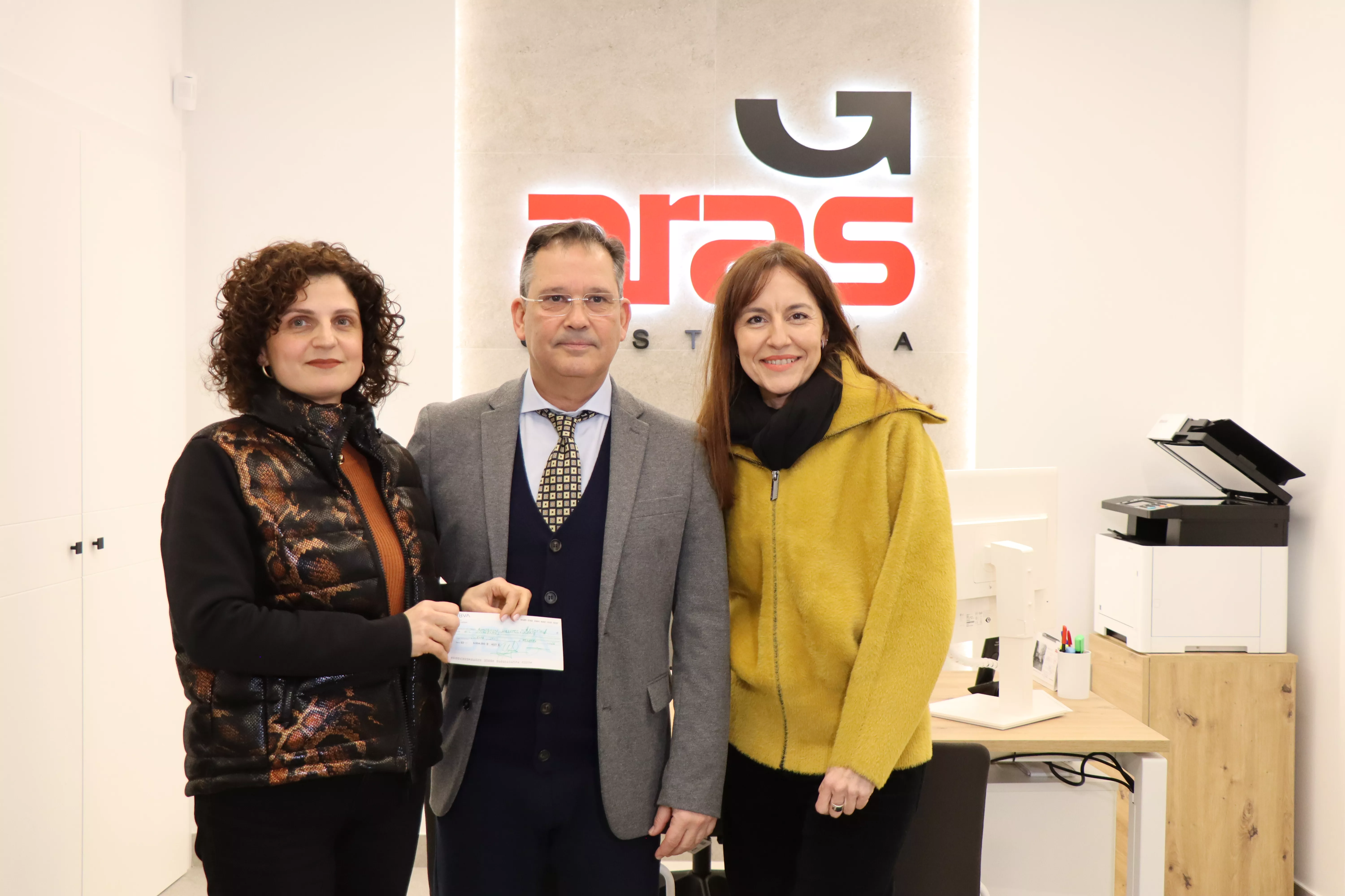 Rafael Berjillos hace entrega del cheque a María del Mar Reyes y María José García, de Diabetes Lucena 