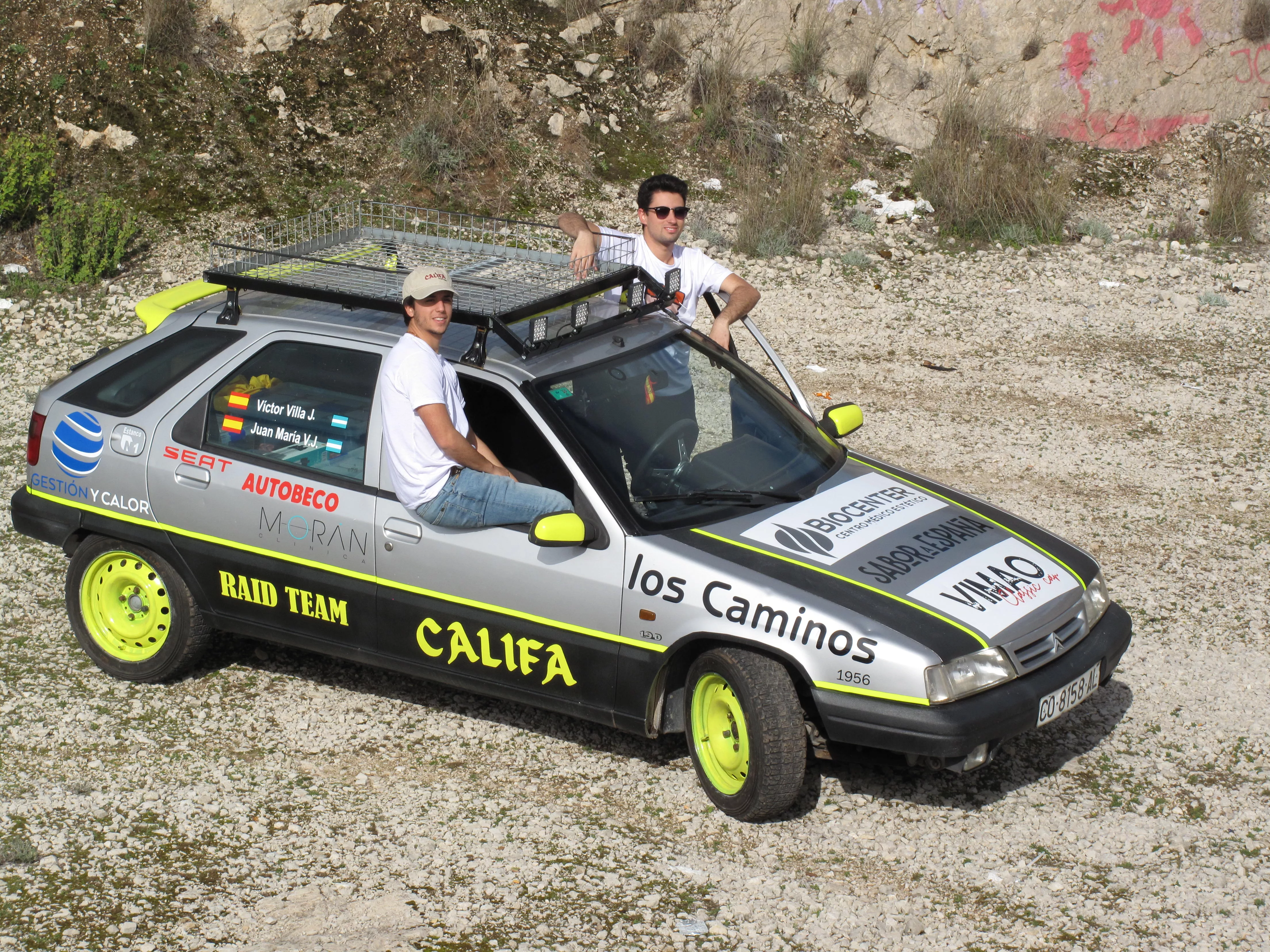 Los lucentinos Juan María y Víctor Villa junto al coche con el que participarán en UniRaid 2025