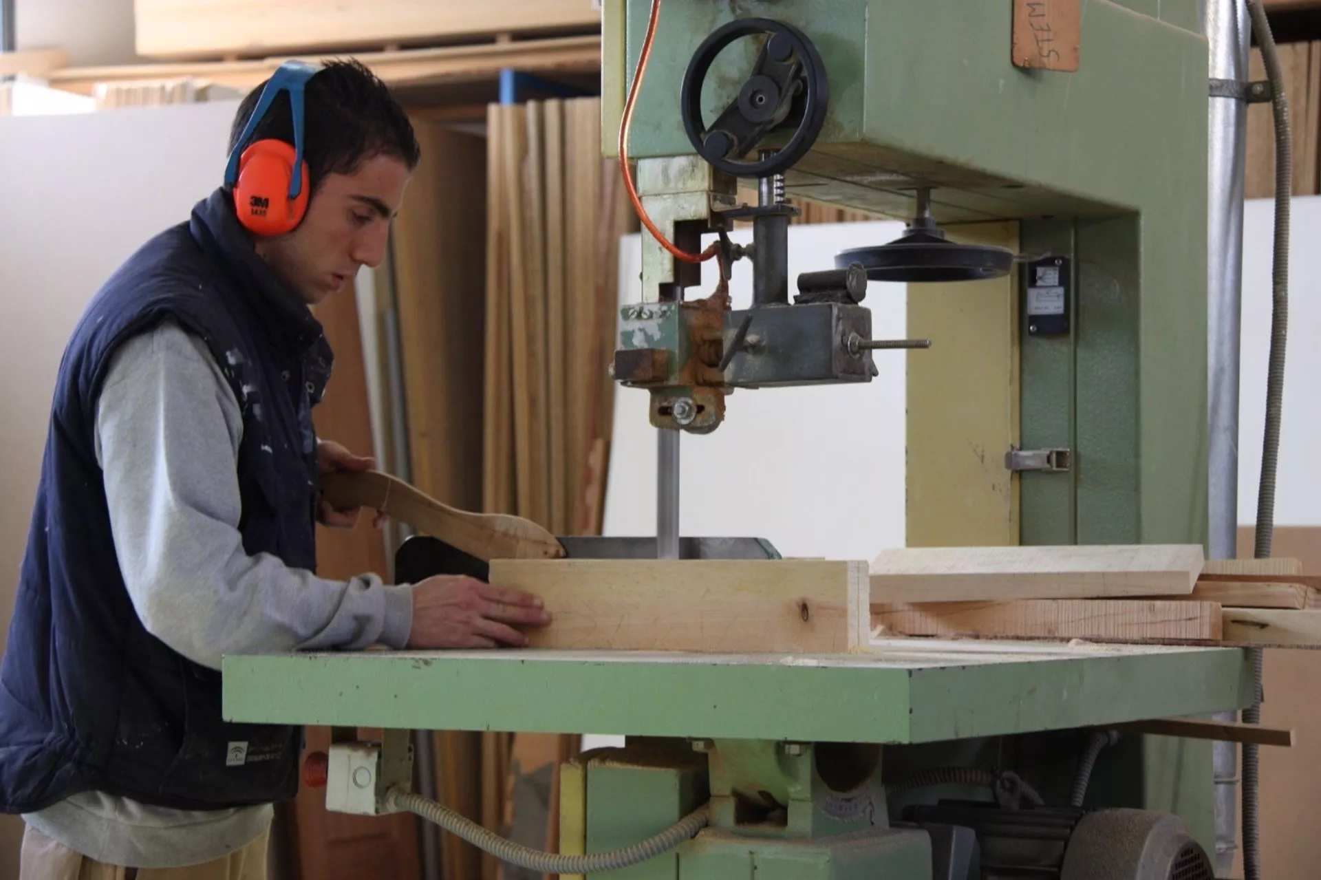 Un alumno de la Escuela de la Madera de Encinas Reales