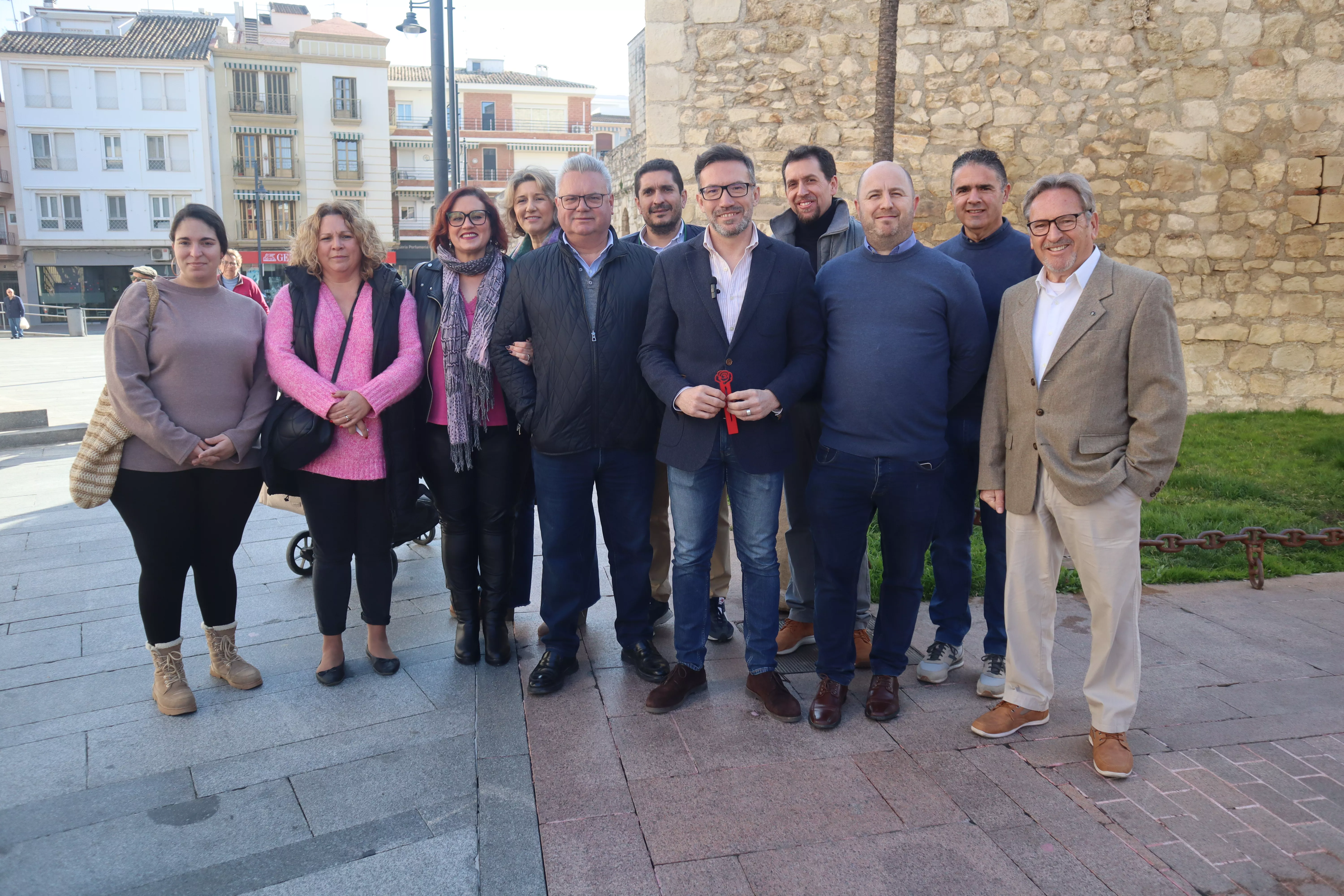 Miembros del PSOE junto a los diputados José Antonio Romero y Esteban Morales, esta mañana en Lucena