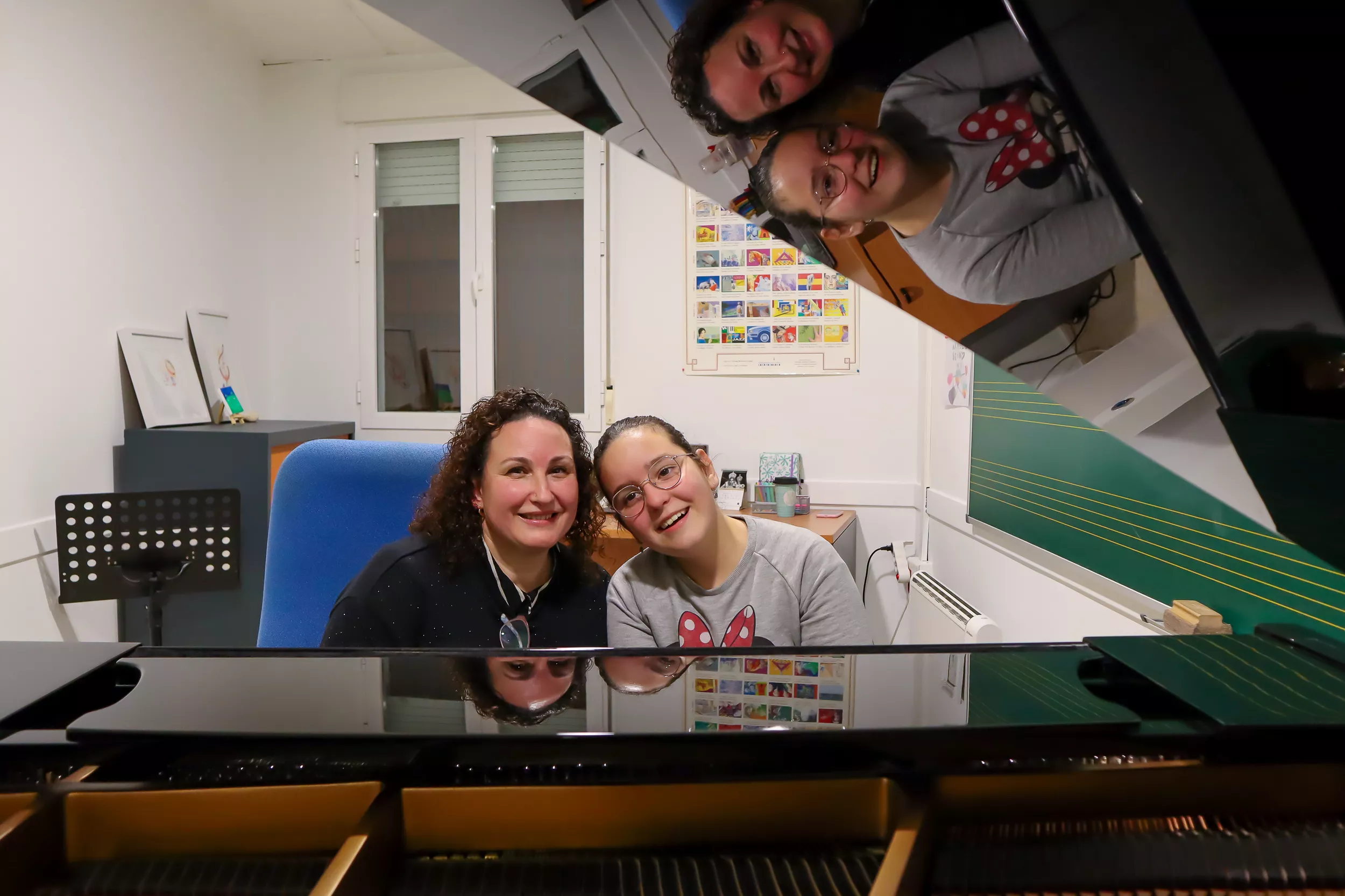 La lucentina Mari Carmen Martos, en la Escuela Municipal de Música y Danza con su hija, Clara, que padece una enfermedad rara que solo comparten unas 200 personas en todo el mundo.