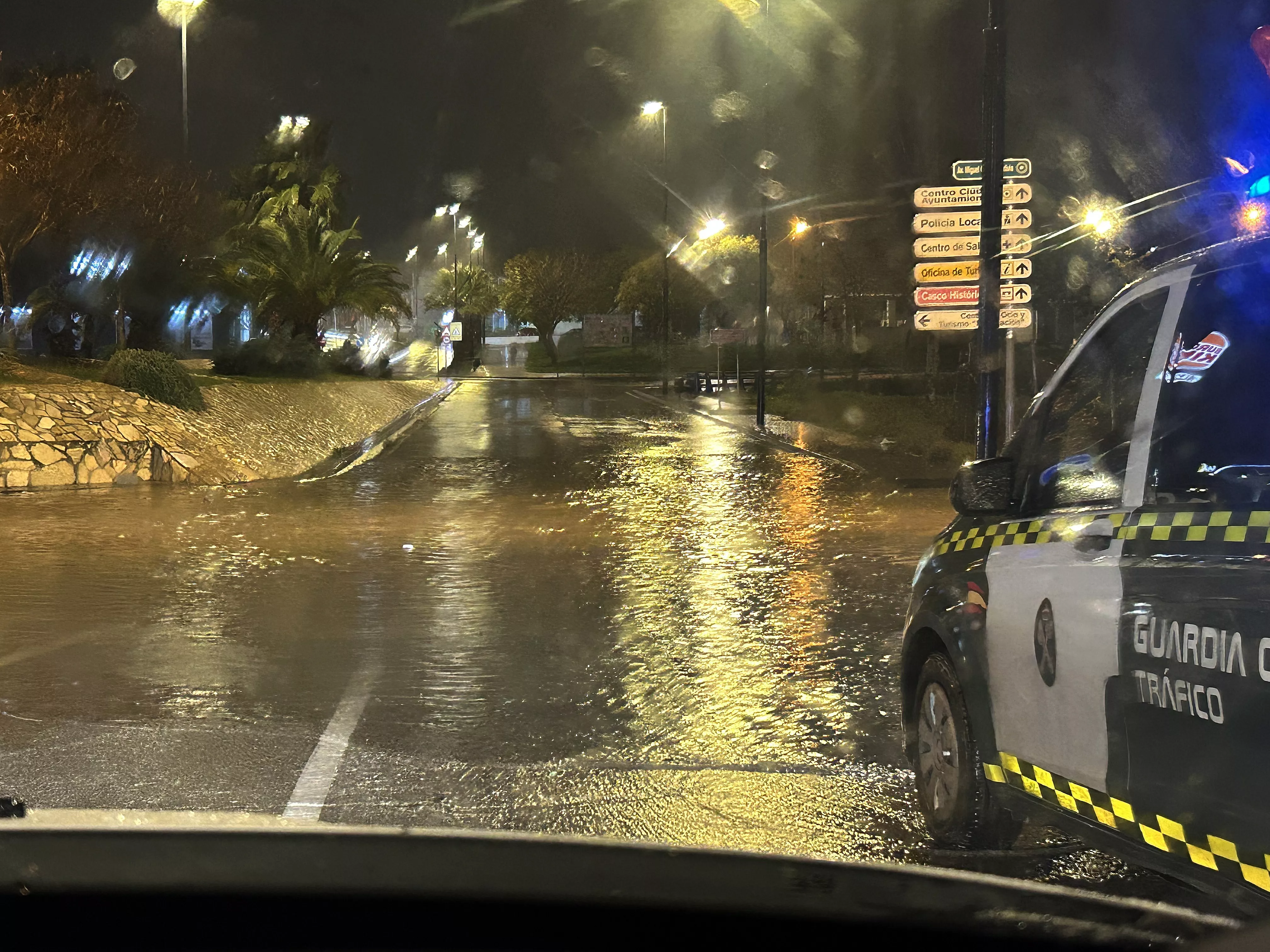 Embolsamiento de agua en la rotonda inferior de entrada a la avenida Miguel Cuenca Valdivia