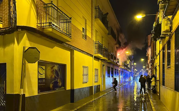 Un momento inicial del incendio en la calle Corazones